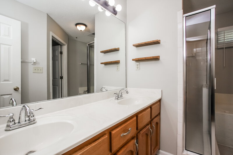 1,775/Mo, 10824 Ridgefield Dr Olive Branch, MS 38654 Main Bathroom View