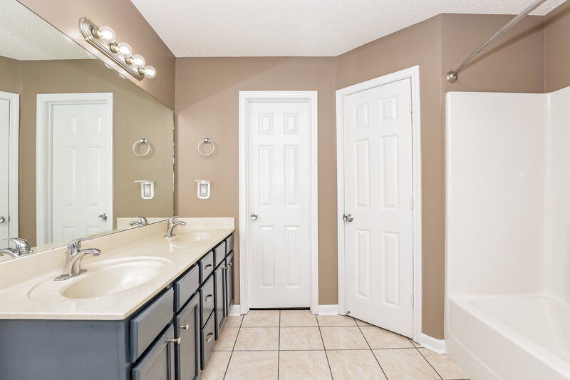 2,000/Mo, 11184 Ewe Turn Dr Arlington, TN 38002 Main Bathroom View