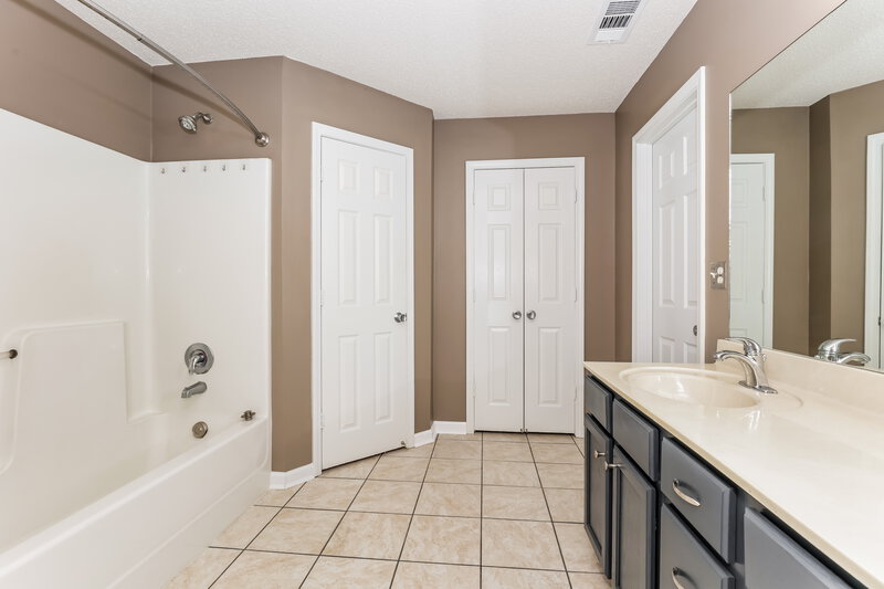 2,000/Mo, 11184 Ewe Turn Dr Arlington, TN 38002 Main Bathroom View 2