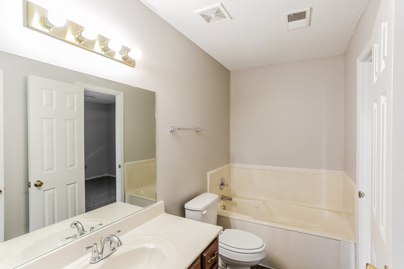 2,430/Mo, 6932 Amanda Dr N Olive Branch, MS 38654 Main Bathroom View