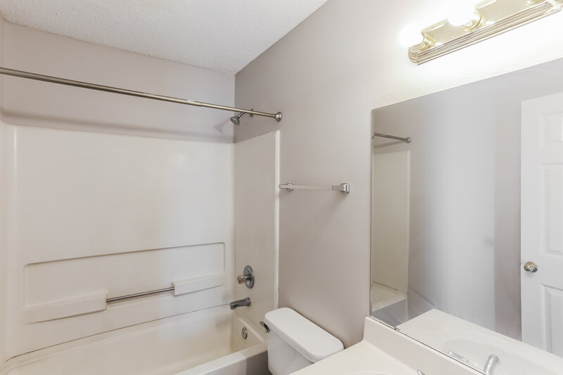 2,430/Mo, 6932 Amanda Dr N Olive Branch, MS 38654 Bathroom View