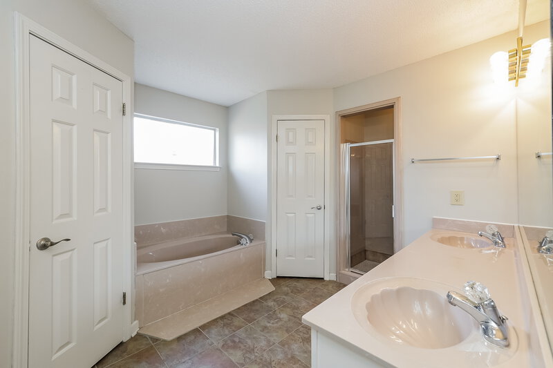 1,725/Mo, 7099 Show Boat Ln Cordova, TN 38018 Main Bathroom View