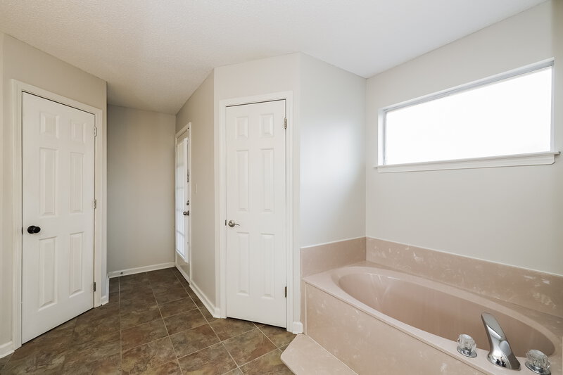 1,725/Mo, 7099 Show Boat Ln Cordova, TN 38018 Main Bathroom View 2