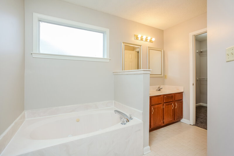 2,700/Mo, 8314 Garden Willow Ln Cordova, TN 38016 Main Bathroom View
