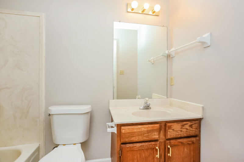 2,700/Mo, 8314 Garden Willow Ln Cordova, TN 38016 Bathroom View