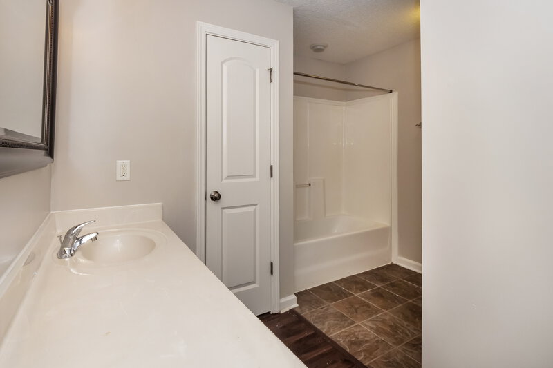 1,805/Mo, 10215 Morning Hill Dr Cordova, TN 38016 Main Bathroom View