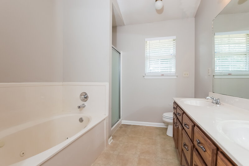 1,865/Mo, 1795 Brentwood Trce Southaven, MS 38671 Master Bathroomlarge View 2