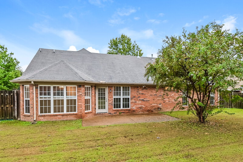 2,330/Mo, 5109 Jon Oak Dr Arlington, TN 38002 Rear View