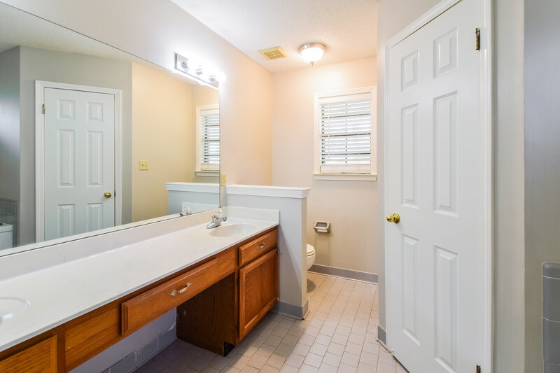 1,870/Mo, 390 Cherry Tree Ln Southaven, MS 38671 Main Bathroom View