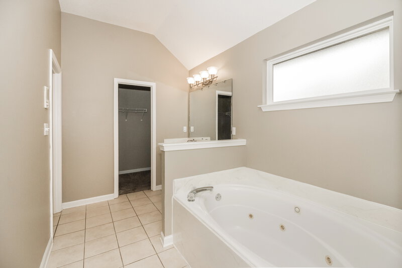 2,520/Mo, 9410 Grove Rd Cordova, TN 38016 Main Bathroom View 2