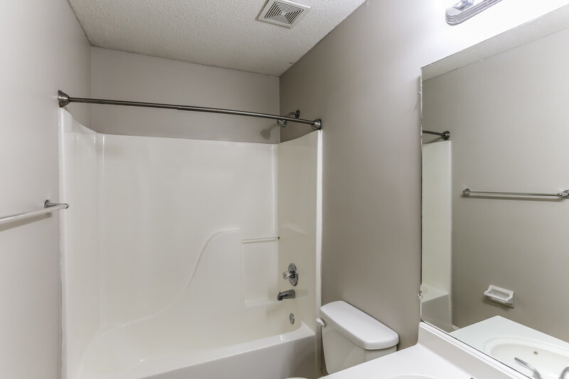 1,710/Mo, 475 N Ericson Rd Cordova, TN 38018 Bathroom View