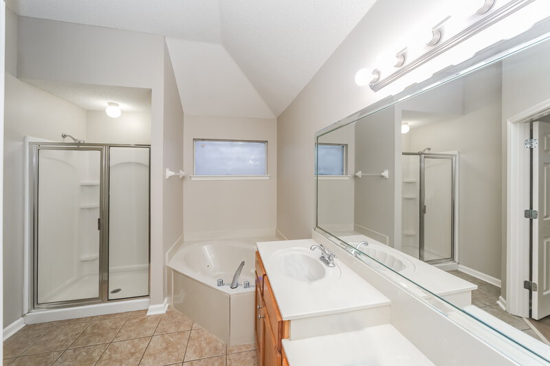 1,870/Mo, 8863 Shellflower Dr Southaven, MS 38671 Main Bathroom View