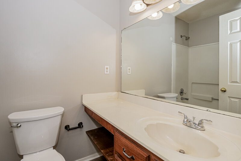1,700/Mo, 6935 Amanda Dr N Olive Branch, MS 38654 Main Bathroom View