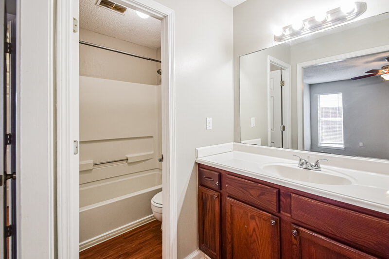 1,745/Mo, 10378 Yates Dr Olive Branch, MS 38654 Main Bathroom View