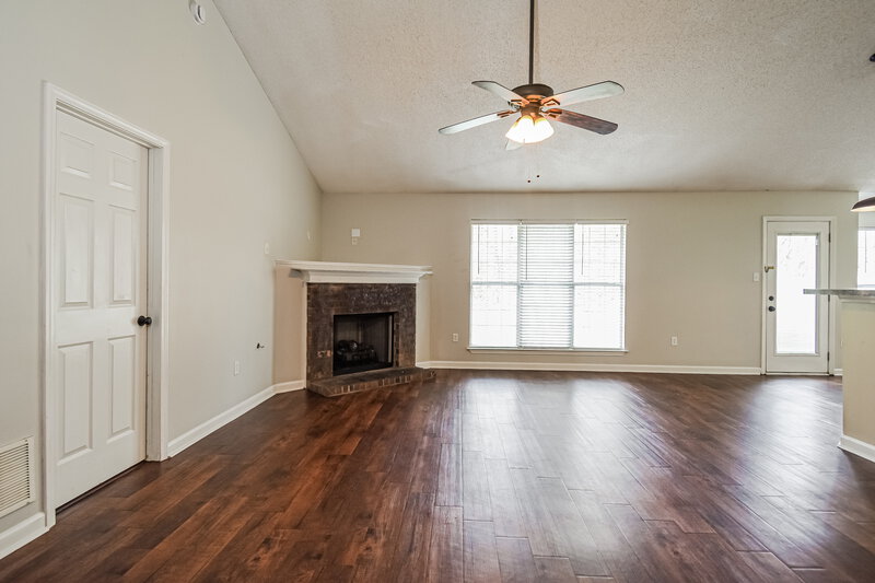 2,040/Mo, 8161 Loden Cv Southaven, MS 38671 Living Room View 2