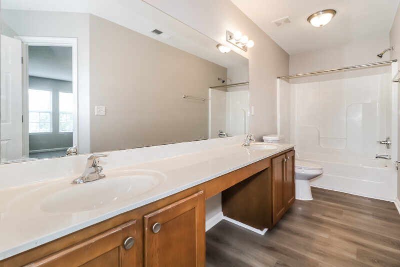 1,835/Mo, 10075 Chariden Dr Cordova, TN 38016 Main Bathroom View