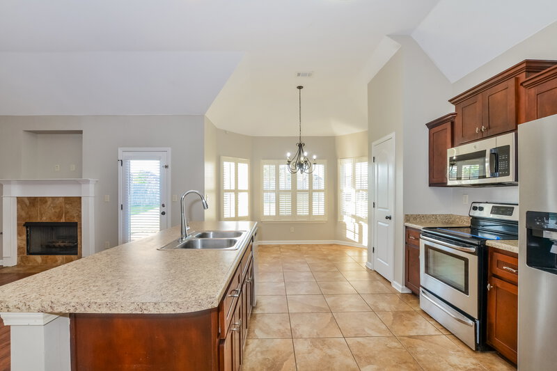 2,130/Mo, 3080 Greenhouse Dr Southaven, MS 38672 Kitchen View