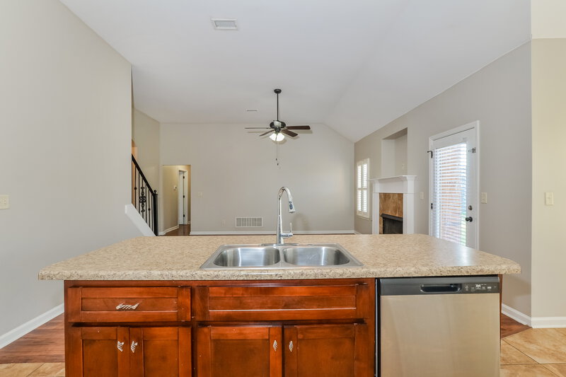 2,130/Mo, 3080 Greenhouse Dr Southaven, MS 38672 Kitchen View 2