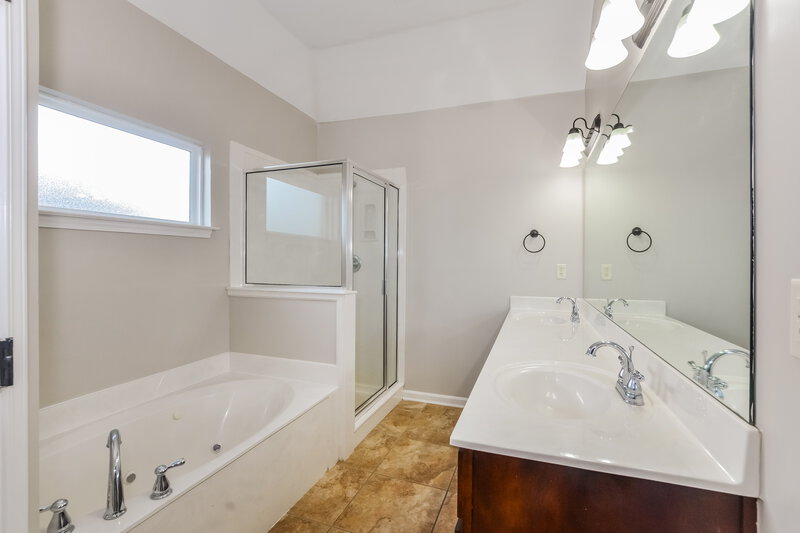 2,130/Mo, 3080 Greenhouse Dr Southaven, MS 38672 Main Bathroom View