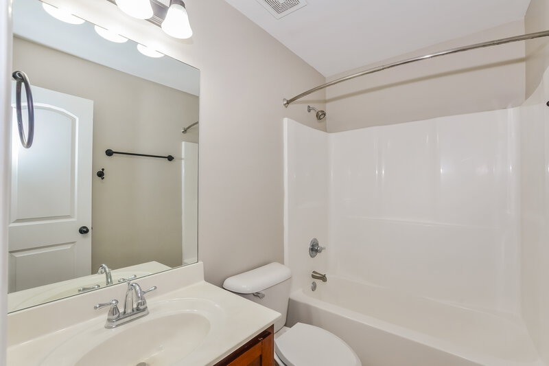 2,130/Mo, 3080 Greenhouse Dr Southaven, MS 38672 Bathroom View