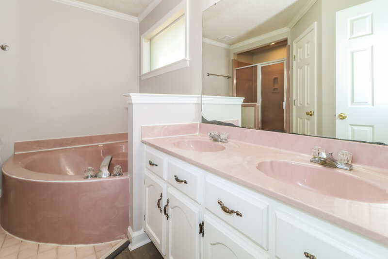 1,700/Mo, 2214 Lake Hill Ct Cordova, TN 38016 Main Bathroom View