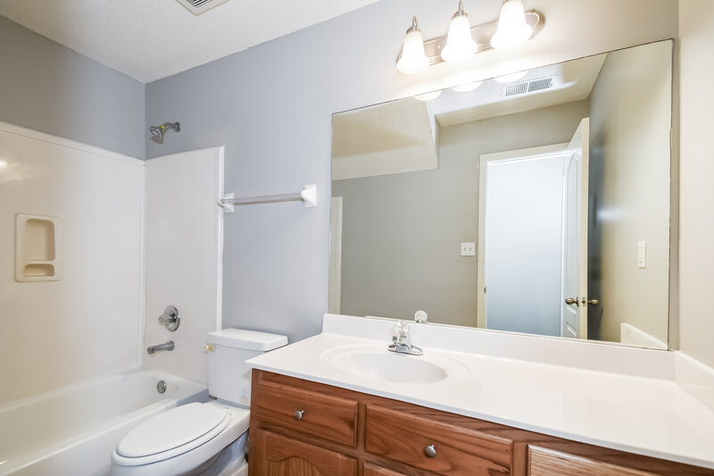 2,300/Mo, 7274 Busher Dr Olive Branch, MS 38654 Bathroom View