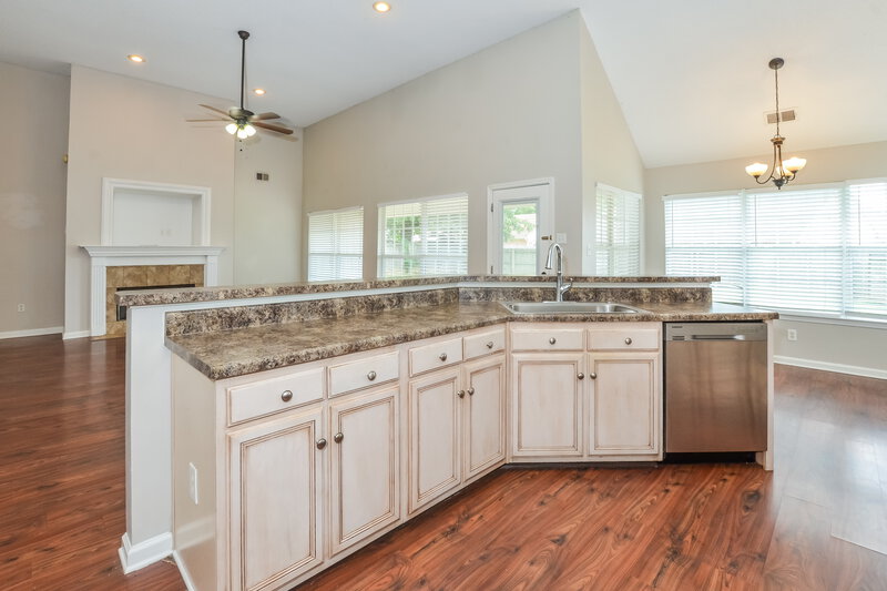 2,225/Mo, 1859 Winners Circle Cv Southaven, MS 38671 Kitchen View 2