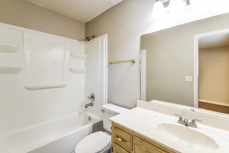 1,745/Mo, 7896 Nature Walk Dr Southaven, MS 38671 Main Bathroom View