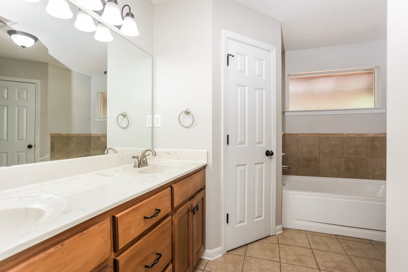 2,425/Mo, 3209 Amanda Belle Southaven, MS 38672 Main Bathroom View
