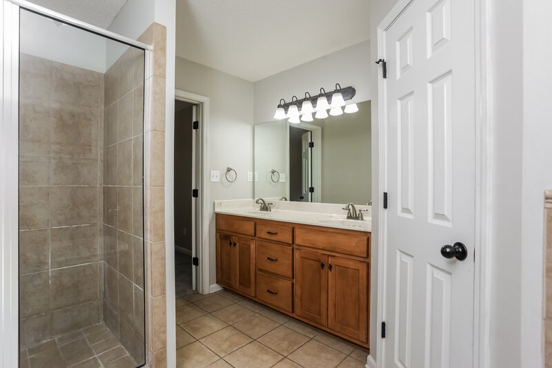 2,425/Mo, 3209 Amanda Belle Southaven, MS 38672 Main Bathroom View 2