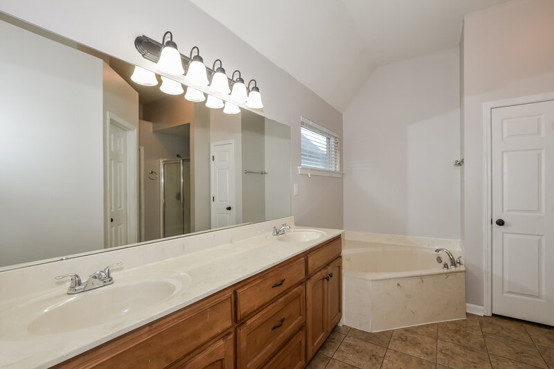 1,980/Mo, 9007 Billy Pat Dr Olive Branch, MS 38654 Main Bathroom View