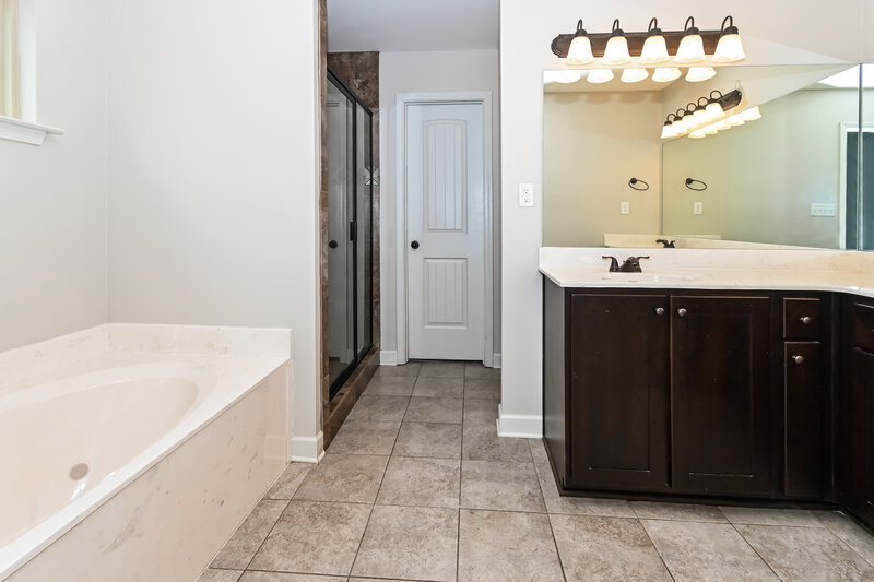 2,380/Mo, 2581 Woodcutter Dr Southaven, MS 38672 Main Bathroom View
