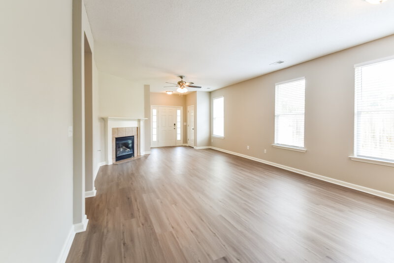 0/Mo, 9973 Fox Run Dr Olive Branch, MS 38654 Living Room View 3
