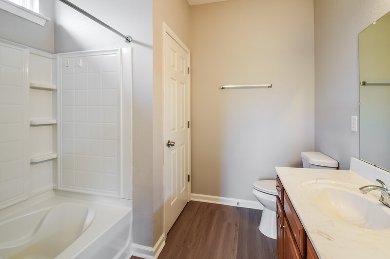 0/Mo, 9973 Fox Run Dr Olive Branch, MS 38654 Main Bathroom View