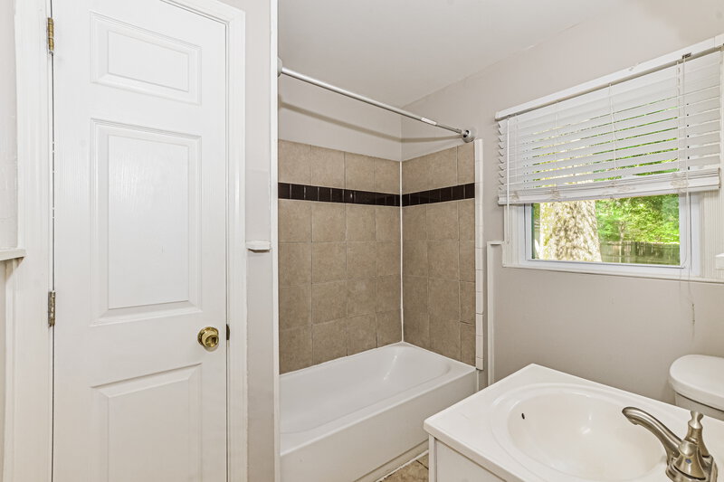 1,505/Mo, 1172 Oak Ridge Dr Memphis, TN 38111 Bathroom View