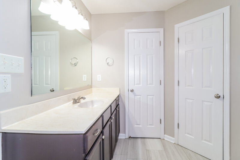 1,760/Mo, 10790 Wellington Dr Olive Branch, MS 38654 Main Bathroom View