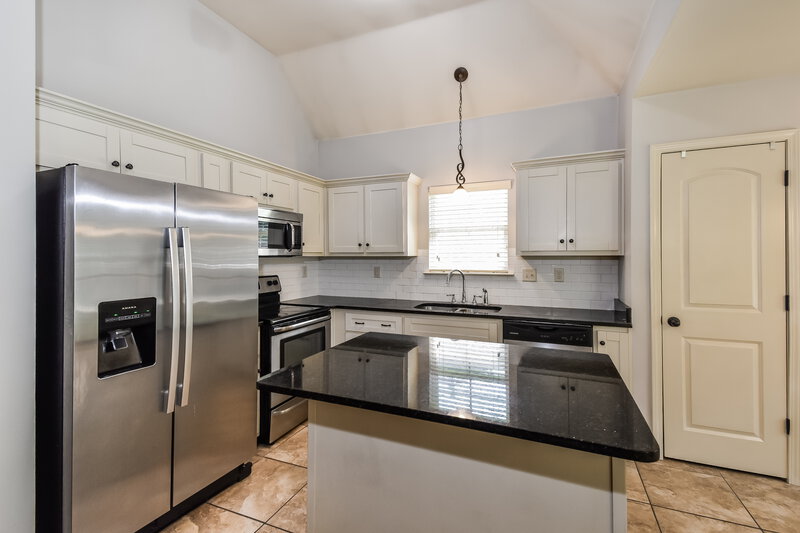 2,185/Mo, 2639 Cherry Tree Dr Southaven, MS 38672 Kitchen View