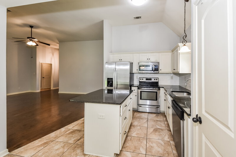 2,185/Mo, 2639 Cherry Tree Dr Southaven, MS 38672 Kitchen View 2