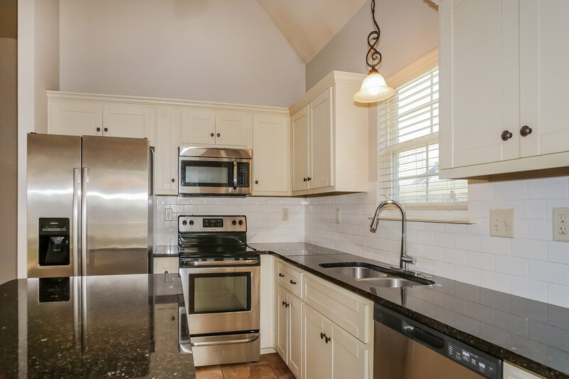 2,205/Mo, 2639 Cherry Tree Dr Southaven, MS 38672 Kitchen View