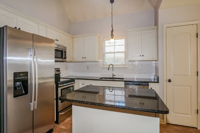 2,205/Mo, 2639 Cherry Tree Dr Southaven, MS 38672 Kitchen View 2