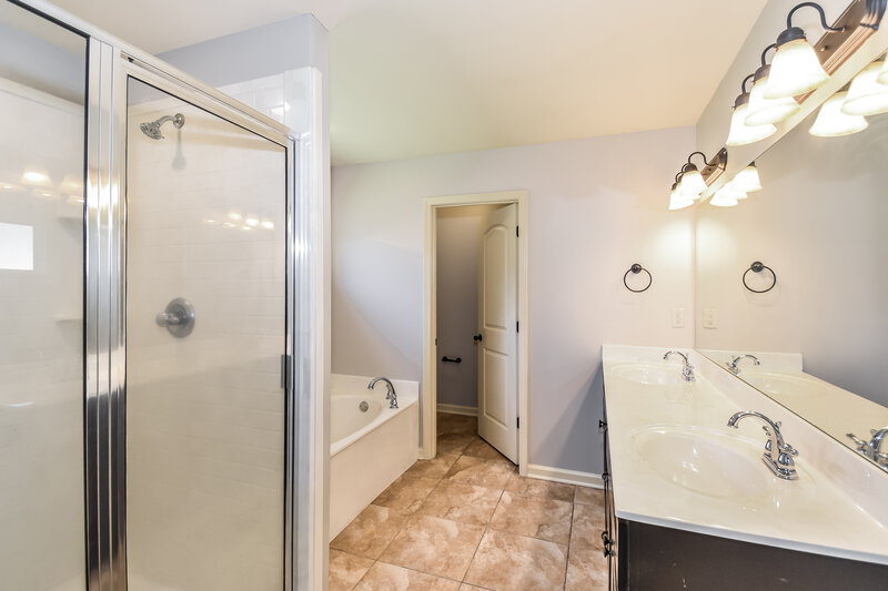 2,185/Mo, 2639 Cherry Tree Dr Southaven, MS 38672 Main Bathroom View