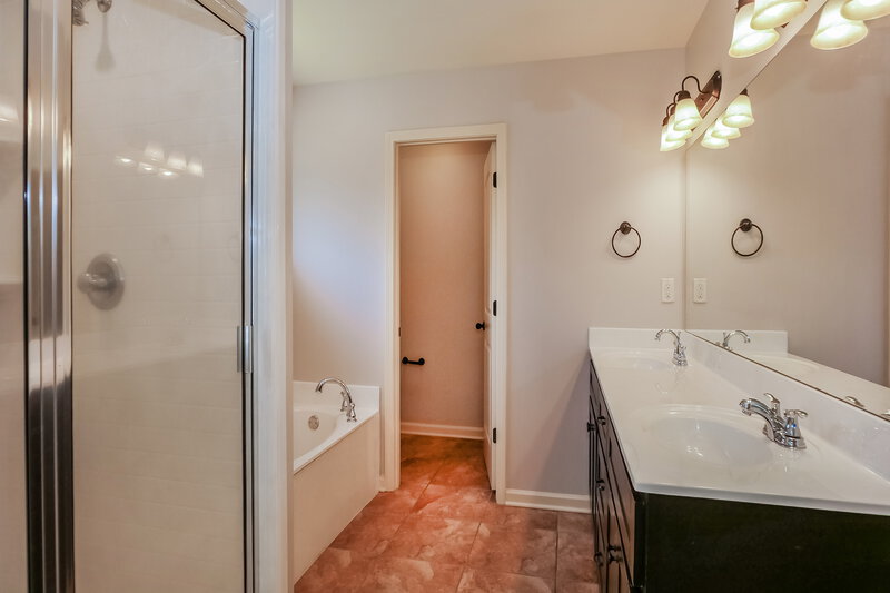2,205/Mo, 2639 Cherry Tree Dr Southaven, MS 38672 Main Bathroom View
