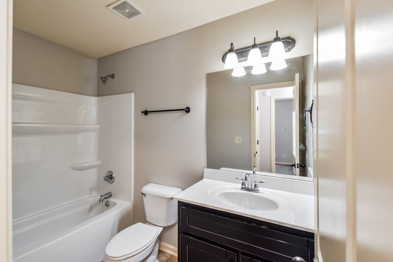 2,185/Mo, 2639 Cherry Tree Dr Southaven, MS 38672 Bathroom View
