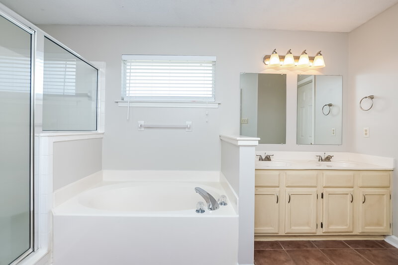 1,850/Mo, 5726 Sparrow Run Olive Branch, MS 38654 Master Bathroom View 2