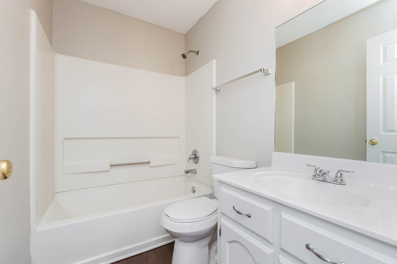 1,840/Mo, 7434 Cliffwood Dr Horn Lake, MS 38637 Bathroom View 2