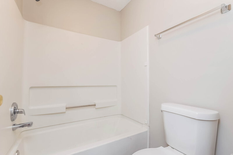 1,840/Mo, 7434 Cliffwood Dr Horn Lake, MS 38637 Bathroom View 3