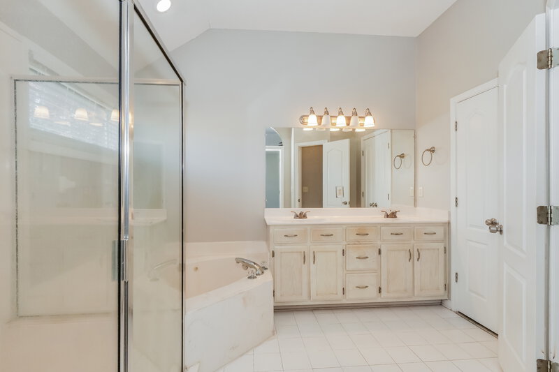 1,825/Mo, 13102 Braybourne Pl N Olive Branch, MS 38654 Main Bathroom View