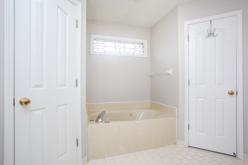1,975/Mo, 6906 Greyhawk Cv N Olive Branch, MS 38654 Main Bathroom View