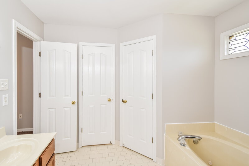 2,480/Mo, 6906 Greyhawk Cv N Olive Branch, MS 38654 Main Bathroom View 2