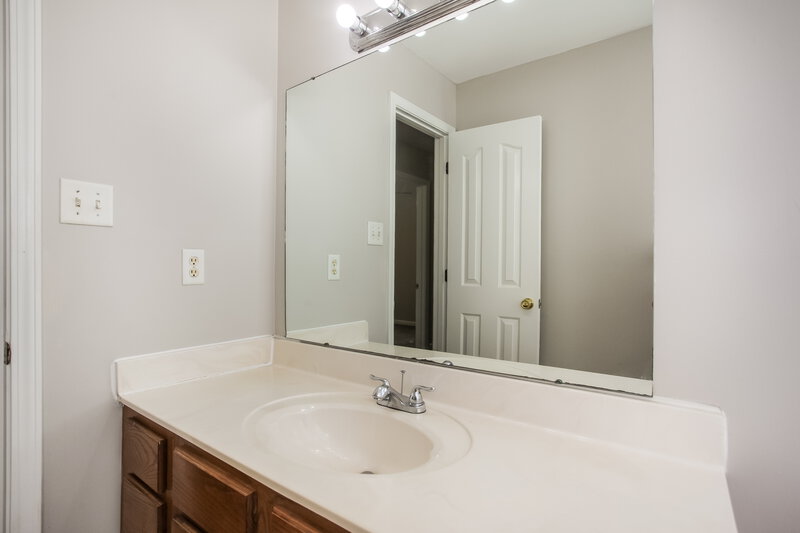 1,975/Mo, 6906 Greyhawk Cv N Olive Branch, MS 38654 Bathroom View 2